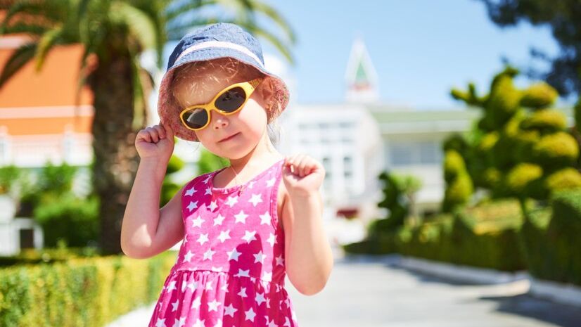 Лето без риска: важные правила защиты детей от солнца и жары
